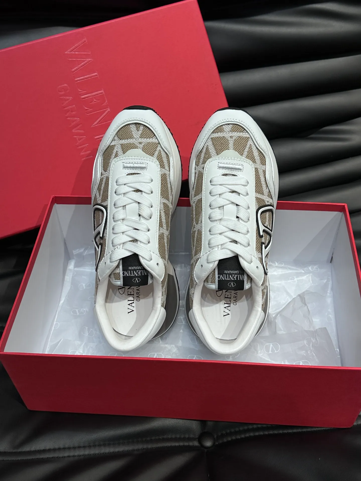 P540💰 Product trademark: VALENTINO "Valentino" Regular size: 38-44 [45 customized] Product materials: Warren men's casual sports shoes, made of multi-material splicing, calf leather stitched with suede cowhide, fabric mesh upper, fabric tongue decorated with brand badge, rubber rivet decorative details on the heel, rivet rubber outsole, non-slip, wear-resistant and shock-absorbing, pure cotton inner foot pad, comfortable and breathable, comes with original box packaging bag!